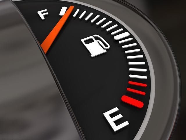 在高速公路上車快沒油了，附近又沒加油站該怎么辦？